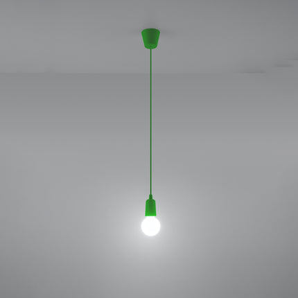 Suspension Ligne Pure verte allumée, lumière douce sur mur clair