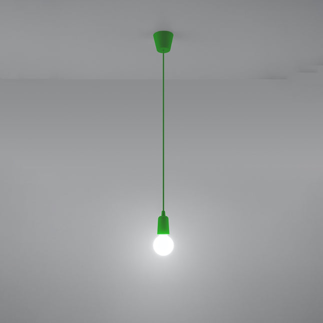 Suspension Ligne Pure verte allumée, lumière douce sur mur clair