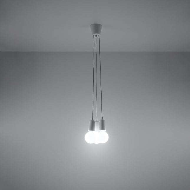 Suspension Ligne Pure blanche 3 lampes allumée, lumière douce sur mur gris