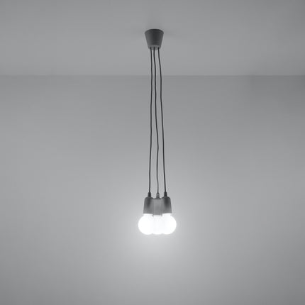 Suspension Ligne Pure grise 3 lampes allumée, lumière douce sur mur clair
