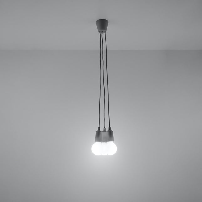 Suspension Ligne Pure grise 3 lampes allumée, lumière douce sur mur clair
