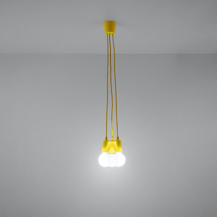Suspension Ligne Pure jaune 3 lampes allumée, lumière douce sur mur clair