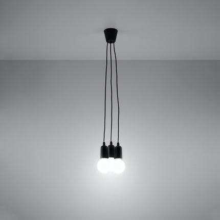 Suspension Ligne Pure noire 3 lampes allumée, lumière douce sur mur clair