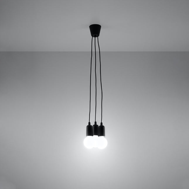 Suspension Ligne Pure noire 3 lampes allumée, lumière douce sur mur clair