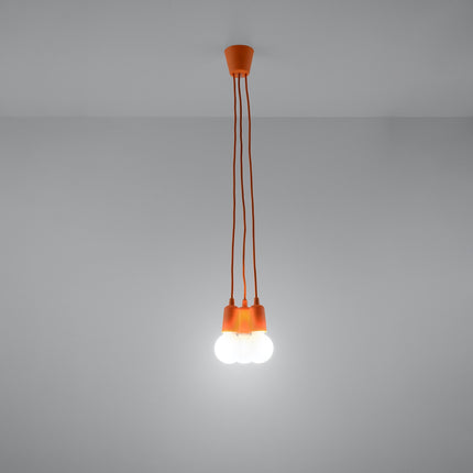 Suspension Ligne Pure orange 3 lampes allumée, lumière douce sur mur clair
