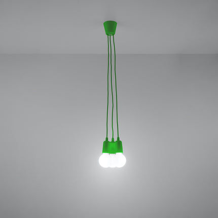 Suspension Ligne Pure verte 3 lampes allumée, lumière douce sur mur clair