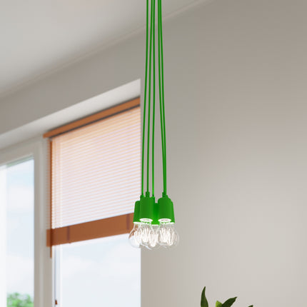 Suspension Ligne Pure verte 3 lampes dans un salon contemporain