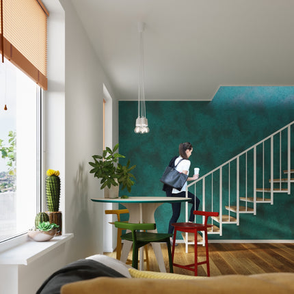 Suspension Ligne Pure blanche à 5 lampes installée au-dessus d'une table à manger