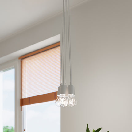 Suspension Ligne Pure blanche à 5 lampes dans un salon contemporain épuré