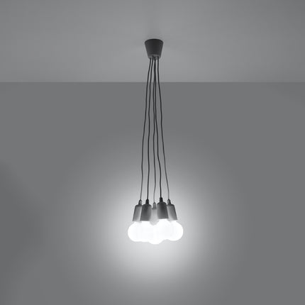 Suspension Ligne Pure grise 5 lampes allumée, lumière douce sur mur clair