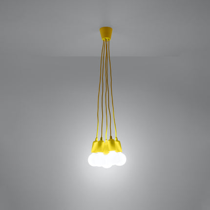 Suspension Ligne Pure jaune 5 lampes allumée, lumière douce sur mur clair