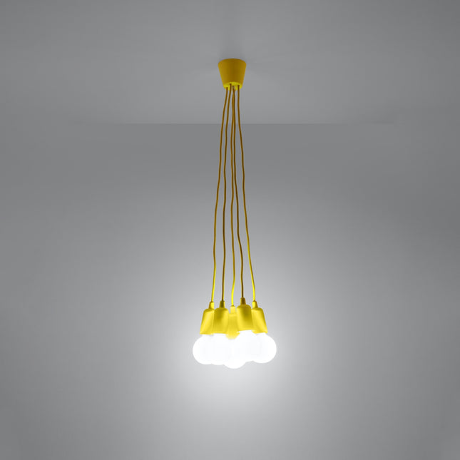 Suspension Ligne Pure jaune 5 lampes allumée, lumière douce sur mur clair