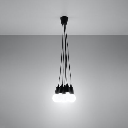 Suspension Ligne Pure noire 5 lampes allumée, lumière douce sur mur clair