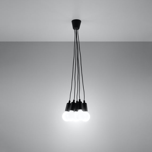 Suspension Ligne Pure noire 5 lampes allumée, lumière douce sur mur clair