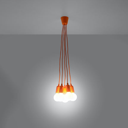 Suspension Ligne Pure orange 5 lampes allumée, lumière douce sur mur clair