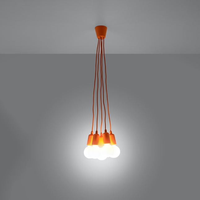 Suspension Ligne Pure orange 5 lampes allumée, lumière douce sur mur clair
