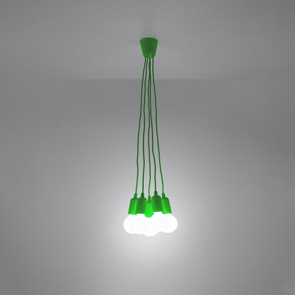 Suspension Ligne Pure verte 5 lampes allumée, lumière douce sur mur clair