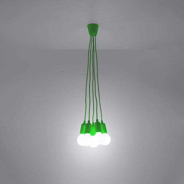 Suspension Ligne Pure verte 5 lampes allumée, lumière douce sur mur clair
