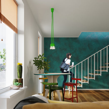 Suspension Ligne Pure verte 5 lampes au-dessus d'une table à manger