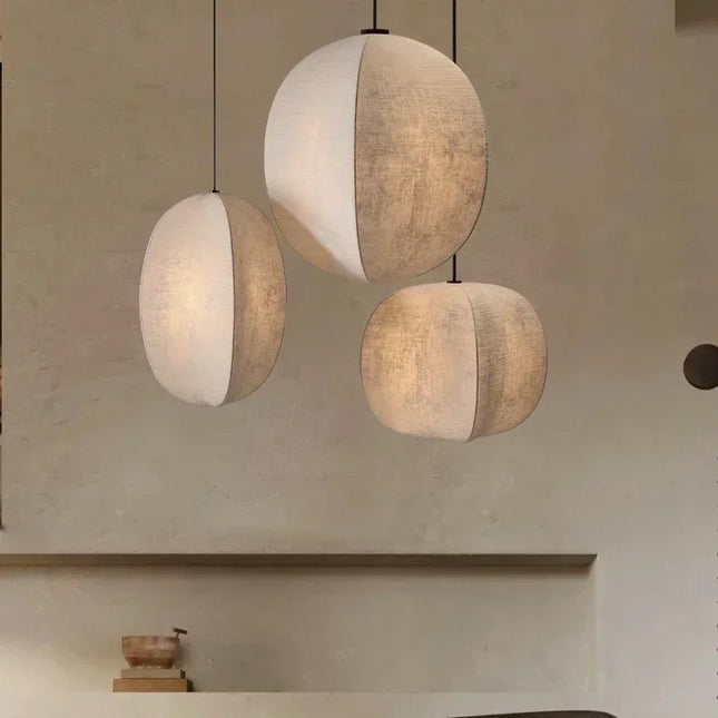 Suspension en lin Wabi-Sabi au-dessus d'une table dans un salon minimaliste