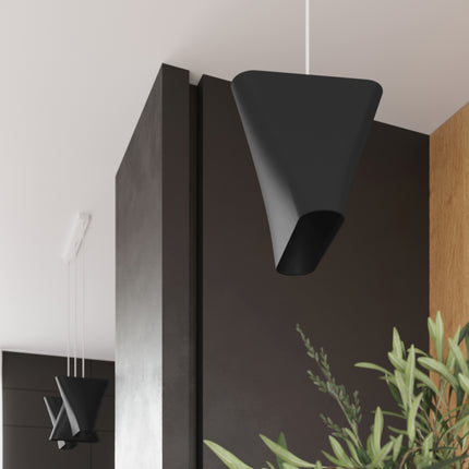 Suspension linéaire 3 lampes en tissu noir en situation dans un espace de vie contemporain