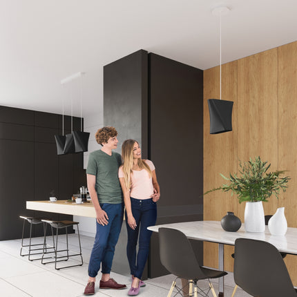 Suspension linéaire 3 lampes en tissu noir au-dessus d'un îlot de cuisine contemporain