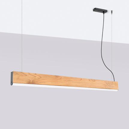 Suspension linéaire en bois de chêne de 120 cm éteinte devant un mur clair, design minimaliste