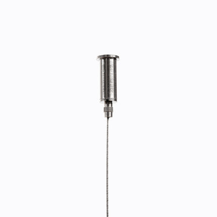 Détail du système de câble réglable en hauteur de la suspension en chêne