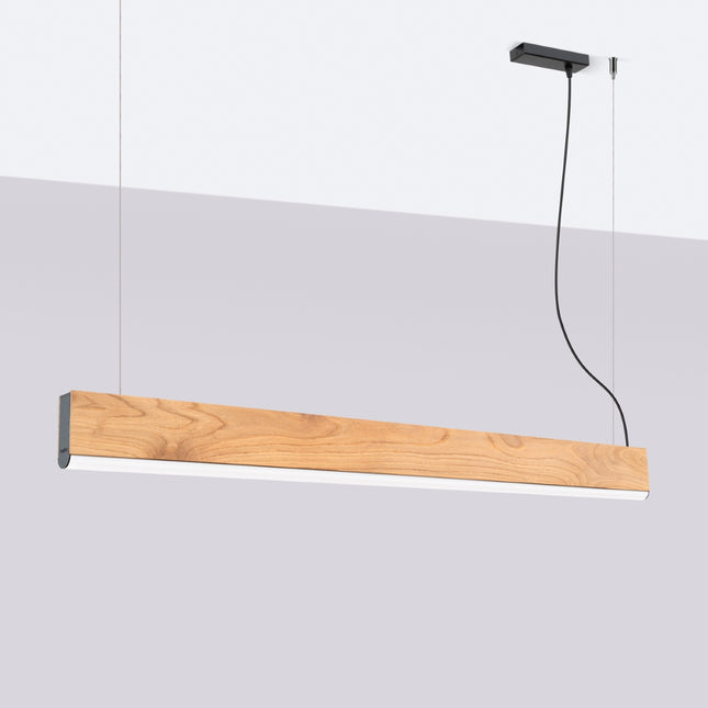 Suspension linéaire en bois de chêne de 120 cm éteinte devant un mur clair, design minimaliste