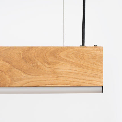 Détail du boîtier de plafond noir et du câble de suspension de la poutre en chêne