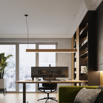 Suspension linéaire en bois de chêne dans un bureau lumineux face à de grandes fenêtres