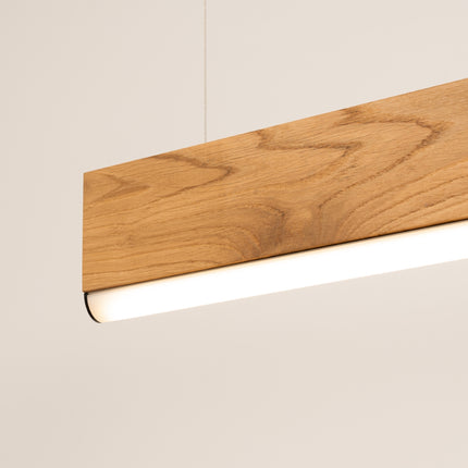 Gros plan du diffuseur lumineux en sous-face et du veinage du chêne, lumière chaude