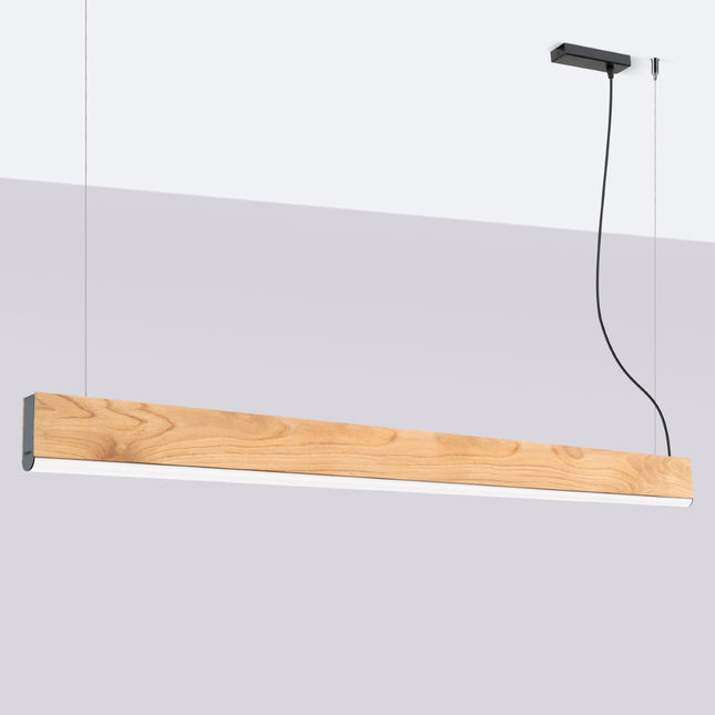 Suspension linéaire en bois de chêne de 150 cm éteinte devant un mur clair, design minimaliste