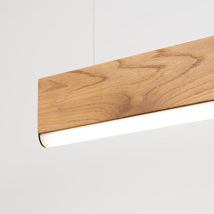 Gros plan du diffuseur lumineux en sous-face et du veinage du chêne, lumière neutre