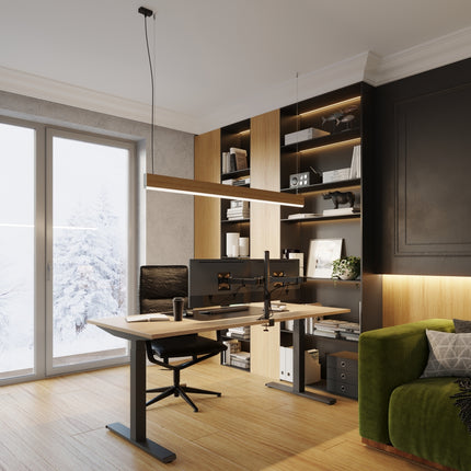 Suspension linéaire en bois de chêne de 150 cm allumée au-dessus d'un bureau contemporain