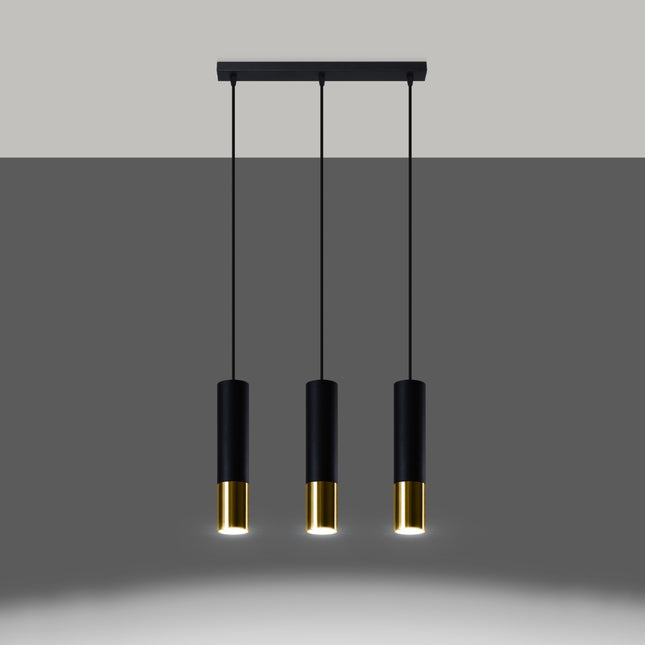 Suspension linéaire 3 tubes noir et doré allumée diffusant trois faisceaux vers le bas