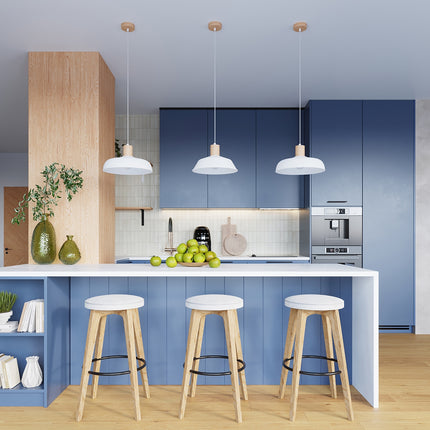 Suspension Loft Minimaliste blanche suspendue au-dessus d'un bureau en bois, ambiance bibliothèque scandinave