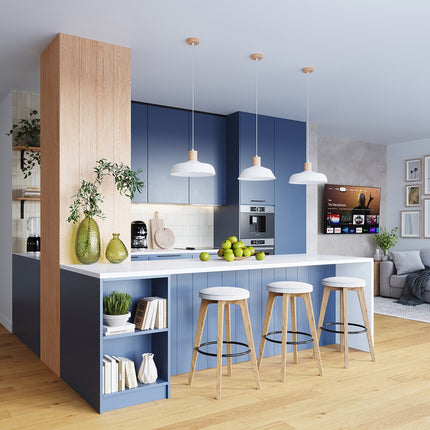 Suspension Loft Minimaliste blanche suspendue au-dessus d'un bureau en bois, ambiance bibliothèque scandinave