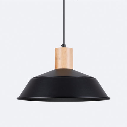 Suspension Loft Minimaliste noire, détail de l'abat-jour vu trois quarts