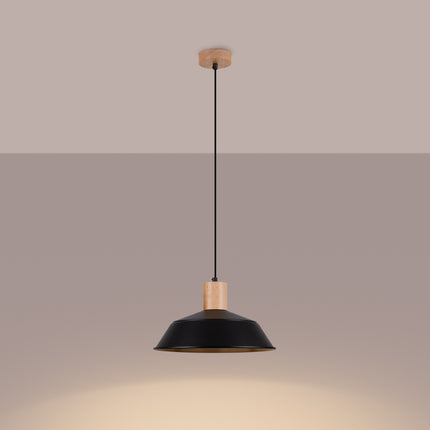 Suspension Loft Minimaliste noire, gros plan sur la jonction en bois naturel entre le câble et l'abat-jour