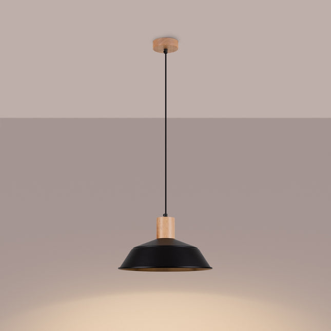 Suspension Loft Minimaliste noire, gros plan sur la jonction en bois naturel entre le câble et l'abat-jour