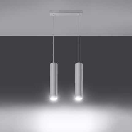 Suspension Long Cylindre 2 blanche au-dessus d'un plan de travail de cuisine