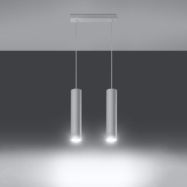 Suspension Long Cylindre 2 blanche au-dessus d'un plan de travail de cuisine
