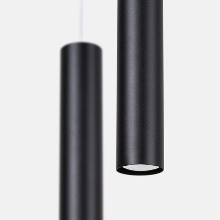 suspension long cylindre 2 lumières en acier, noir, vue sur fond coloré
