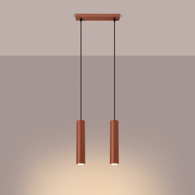 Suspension Long Cylindre 2 Rouge Ocre en Acier, lumière allumée