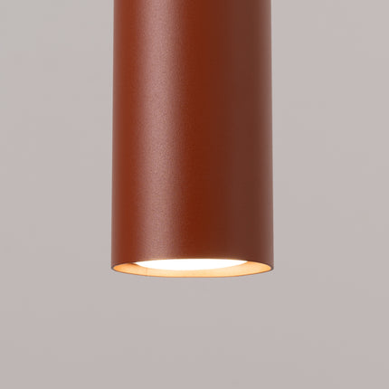 Suspension Long Cylindre 2 Rouge Ocre en Acier, vue de détail