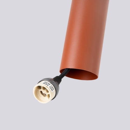 Suspension Long Cylindre 2 Rouge Ocre en Acier, packshot de trois quarts