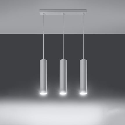 Suspension Long Cylindre 3 blanche au-dessus d'un îlot central de cuisine