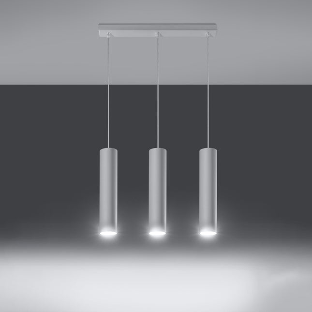 Suspension Long Cylindre 3 blanche au-dessus d'un îlot central de cuisine