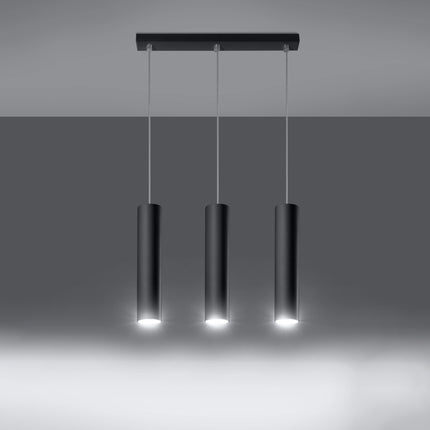 Suspension Long Cylindre 3 noire au-dessus d'un bar contemporain